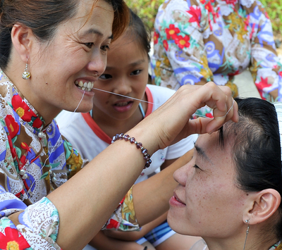 "拔面毛"又称"开脸","绞面",是渔家传统的美容方法.